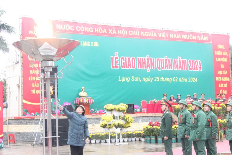 Bí thư Thành ủy Lạng Sơn Đoàn Thị Loan thắp sáng đài lửa truyền thống tại lễ giao nhận quân thành phố Lạng Sơn năm 2024