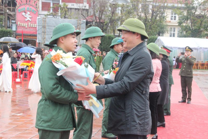 Phó Chủ tịch Thường trực UBND tỉnh Lạng Sơn Dưỡng Xuân Huyên tặng hoa động viên tân binh thành phố Lạng Sơn, tỉnh Lạng Sơn lên đường nhập ngũ