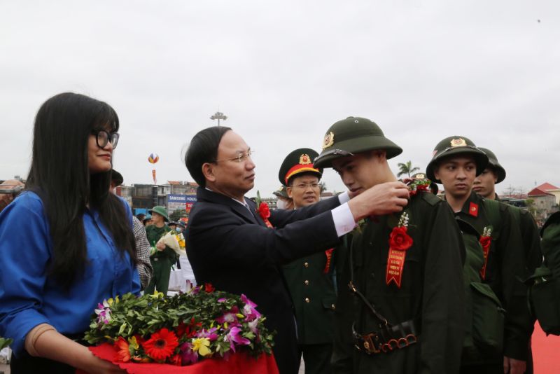 Ông Nguyễn Xuân Ký, Ủy viên Trung ương Đảng, Bí thư Tỉnh ủy, Chủ tịch HĐND tỉnh, Bí thư Đảng ủy Quân sự tỉnh, trao hoa, tiễn các tân binh lên đường nhập ngũ.