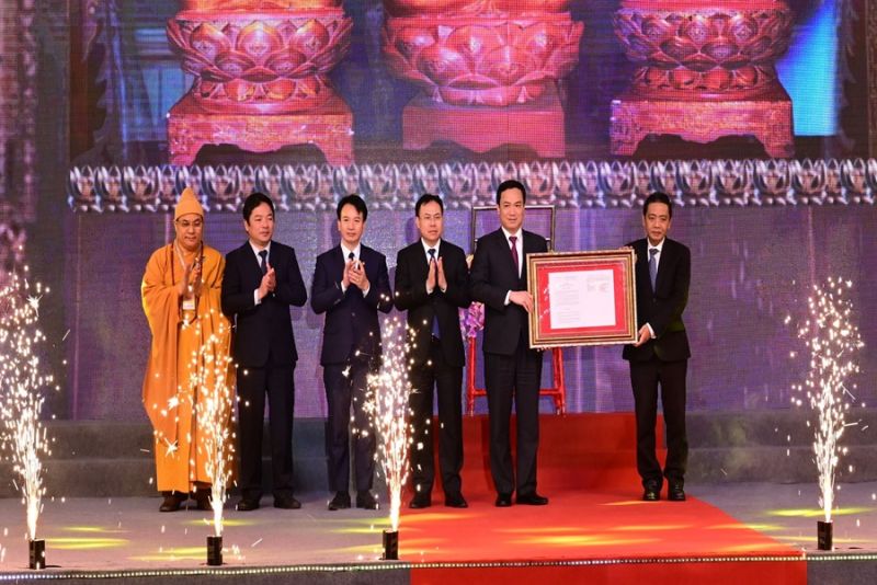 Thứ trưởng Văn hóa, Thể thao và Du lịch Hoàng Đạo Cương trao quyết định công nhận bộ tượng Tam Thế Phật chùa Côn Sơn là bảo vật quốc gia cho tỉnh Hải Dương
