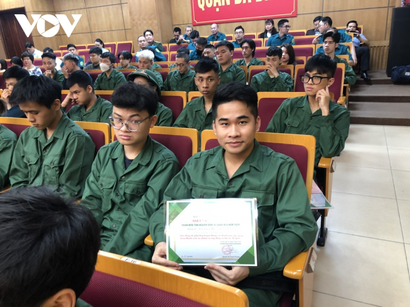 Các thanh niên tình nguyện nhập ngũ của quận Ba Đình.