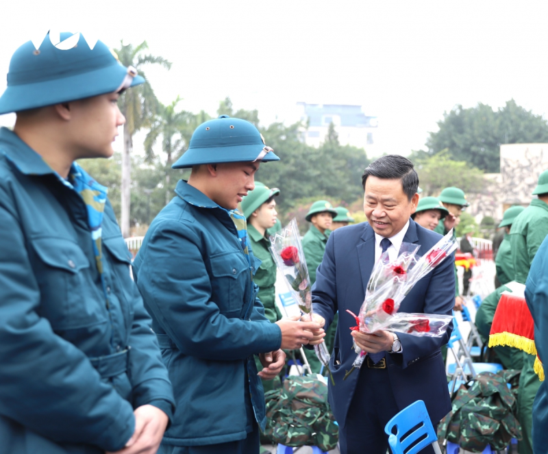 Lãnh đạo UBND quận Ngô Quyền, TP. Hải Phòng tặng hoa chúc mừng các tân binh trước giờ về đơn vị