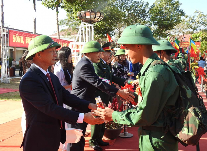 Bí thư Tỉnh uỷ, Chủ tịch HĐND tỉnh Kon Tum Dương Văn Trang tặng quà tân binh trước khi lên đường nhập ngũ