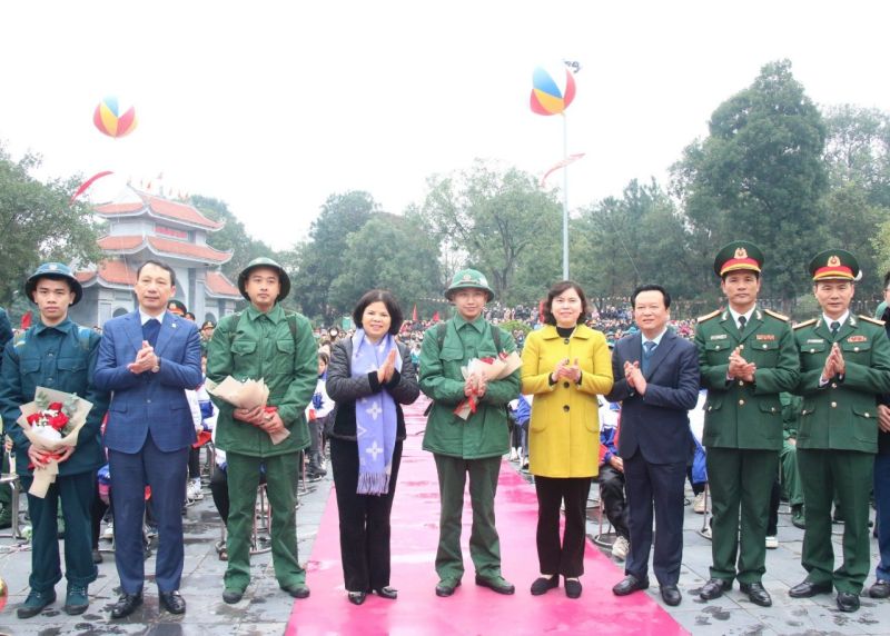 Chủ tịch UBND tỉnh Nguyễn Hương Giang (thứ 4 từ trái qua), Phó Chủ tịch Thường trực HĐND tỉnh Trần Thị Hằng (thứ 3 từ phải qua) tặng hoa, động viên tân binh