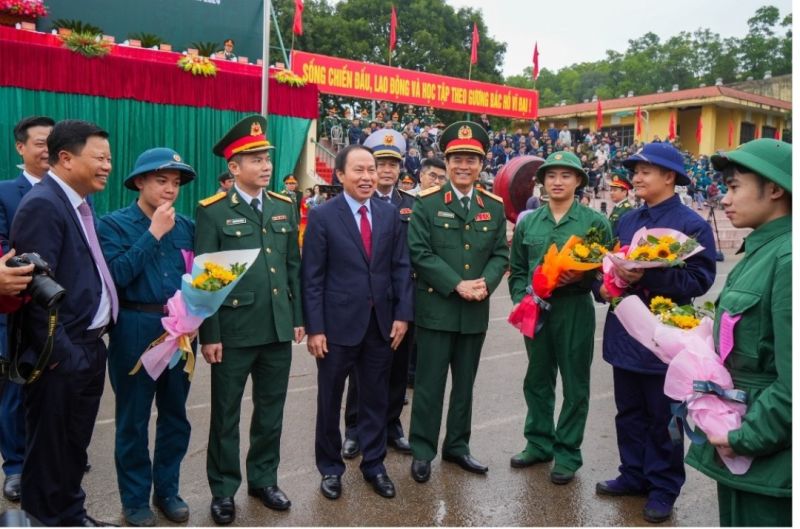 Đồng chí Lê Tiến Châu dự và động viên tân binh huyện Thủy Nguyên