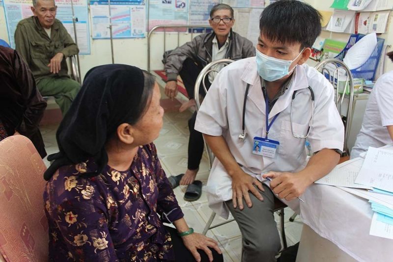 Người cao tuổi được khám sức khỏe định kỳ tại Trạm y tế của tỉnh Đắk Nông. Ảnh internet.