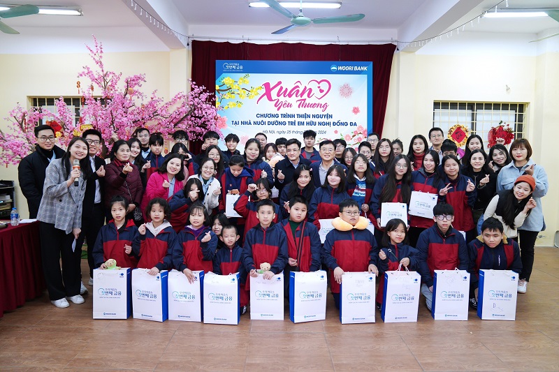 Lãnh đạo Ngân hàng Woori Việt Nam tặng quà cho các em nhỏ tại Nhà nuôi dưỡng