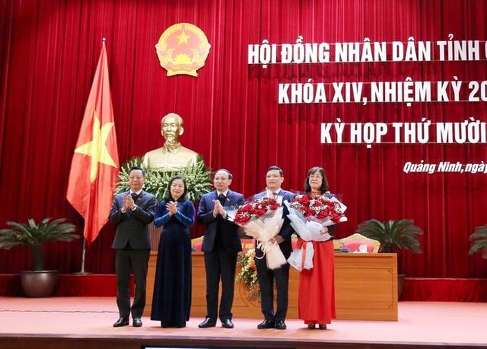 Ông Nghiêm Xuân Cường - Tân Phó Chủ tịch UBND tỉnh Quảng Ninh (thứ 2 từ phải sang)