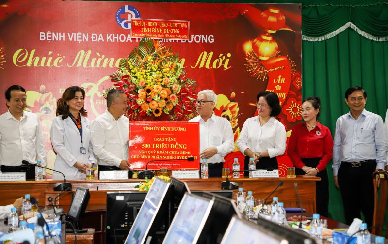 Bí thư Tỉnh ủy Bình Dương thăm, chúc mừng đội ngũ y, bác sỹ Bệnh viện Đa khoa tỉnh