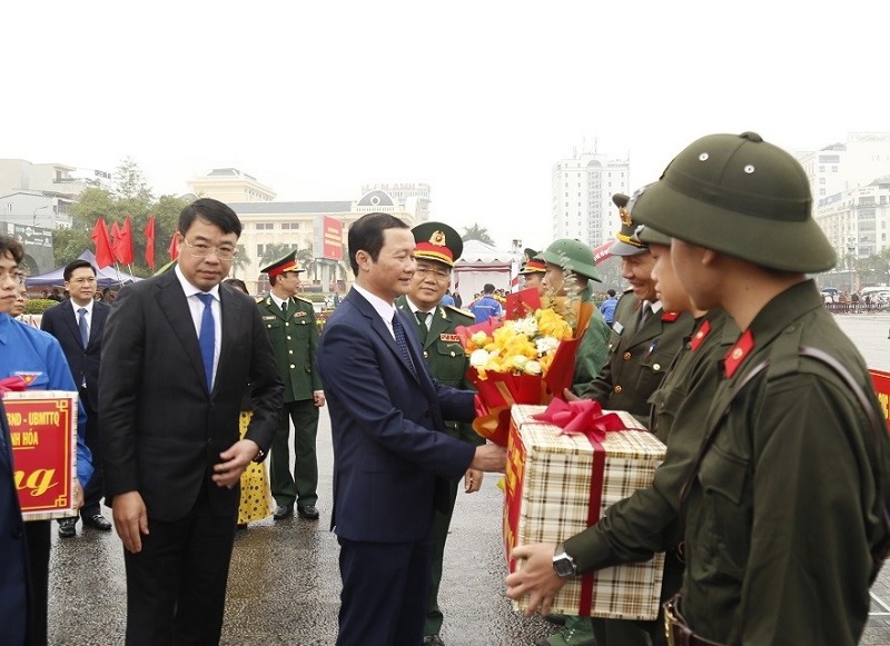 Chủ tịch UBND tỉnh Thanh Hoá Đỗ Minh Tuấn tặng hoa chúc mừng các tân binh