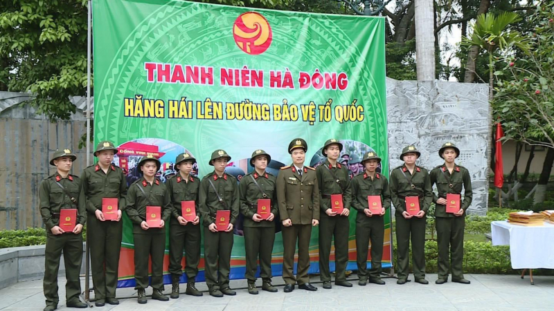 Công an quận Hà Đông (Hà Nội) tổ chức gặp gỡ, tặng quà động viên thanh niên trước ngày tham gia nghĩa vụ CAND.