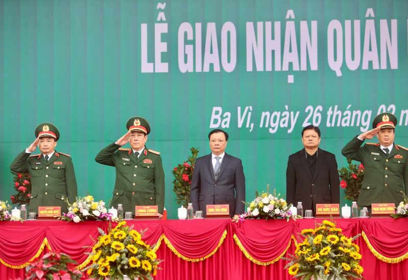 Đại tướng Lương Cường, Bí thư Thành ủy Hà Nội Đinh Tiến Dũng dự lễ giao nhận quân tại huyện Ba Vì, Hà Nội.