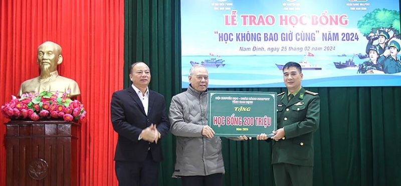 Bộ đội Biên phòng Nam Định trao 200 suất học bổng cho học sinh, sinh viên vượt khó học giỏi