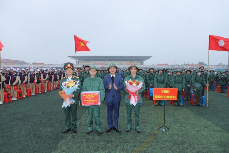 Bí thư tỉnh ủy Thanh Hóa Đỗ Trọng Hưng tặng hoa tân binh lên đường nhập ngũ.