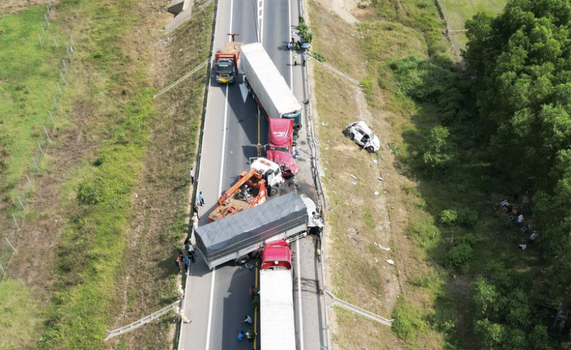 Hiện trường vụ tai nạn giao thông nghiêm trọng trên tuyến cao tốc La Sơn - Cam Lộ xảy ra ngày 18/02