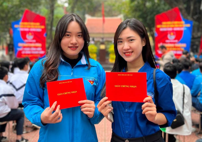 Hai nữ tân binh Hoàng Ngọc Anh (trái) và Lê Linh Chi nhận chứng nhận bồi dưỡng kiến thức về Đảng.