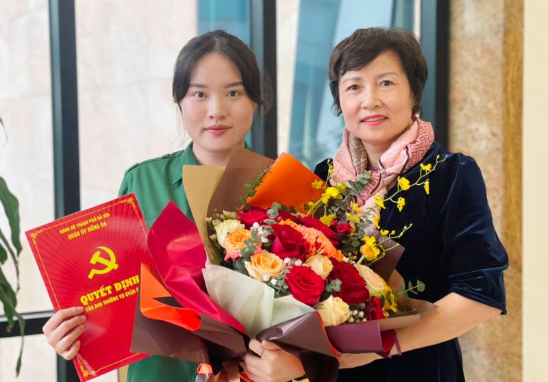 Hoàng Ngọc Anh và mẹ sau khi nhận quyết định kết nạp Đảng.
