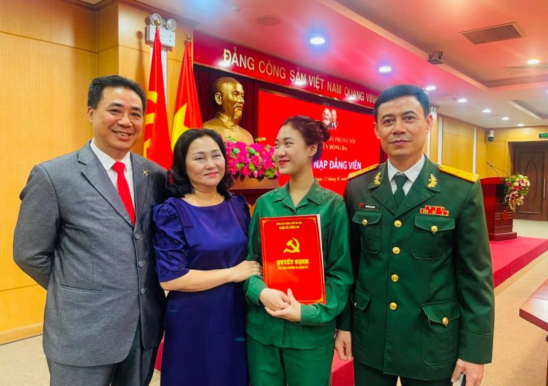 Nữ tân binh, đảng viên trẻ Lê Linh Chi cùng gia đình và đại diện Ban Chỉ huy Quân sự quận Đống Đa.