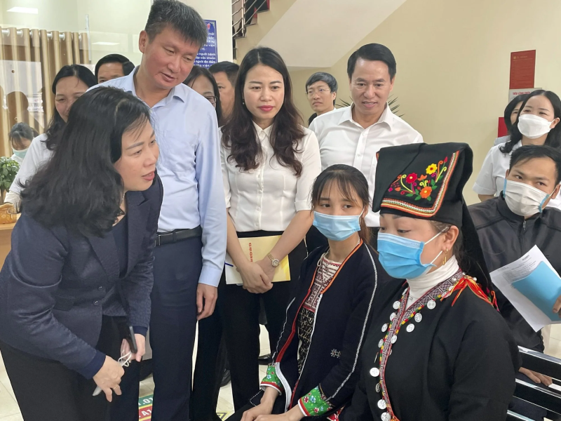 Bộ trưởng Bộ Y tế Đào Hồng Lan thăm hỏi người dân đến khám bệnh tại Trung tâm y tế huyện Văn Yên, tỉnh Yên Bái. Ảnh: Thái Bình