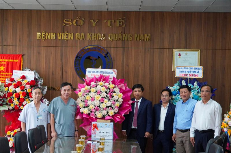 Bí thư Tỉnh ủy Lương Nguyễn Minh Triết chúc mừng đội ngũ y bác sĩ tại Bệnh viện Đa khoa tỉnh Quảng Nam.
