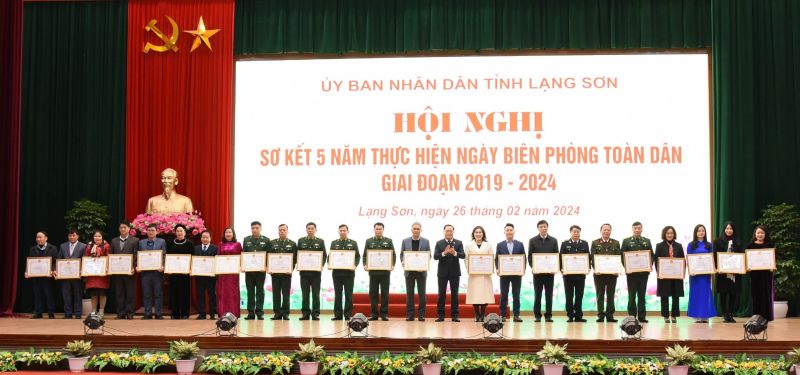 Chủ tịch UBND tỉnh Lạng Sơn Hồ Tiến Thiệu tặng bằng khen cho các tập thể