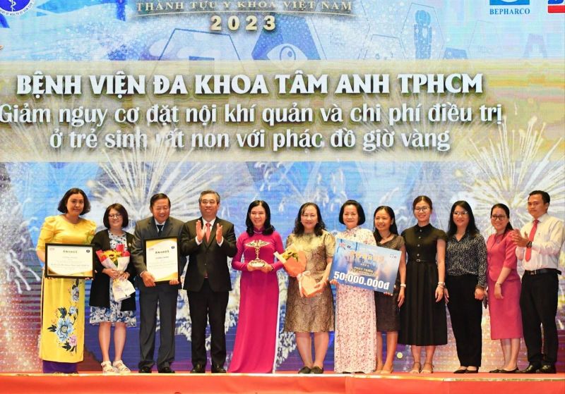 Phó Bí thư Thành ủy TP HCM Nguyễn Phước Lộc (thứ tư từ trái qua) trao giải Thành tựu y khoa năm 2023 cho Bệnh viện Đa khoa Tâm Anh TP.HCM