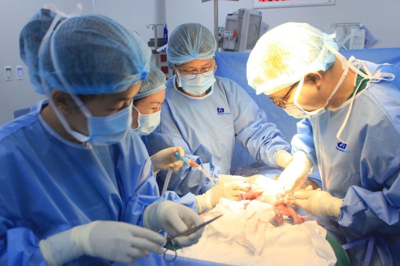 Bác sĩ Sản khoa (phải) kết hợp bác sĩ Sơ sinh (thứ hai từ trái qua) cứu bé sinh non bằng phác đồ “giờ vàng”
