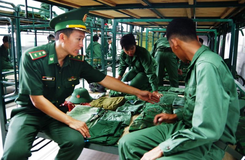 Trung đội trưởng hướng dẫn chiến sĩ mới sắp xếp quân tư trang cá nhân