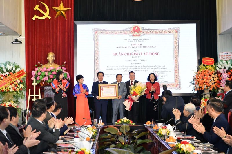 Thường trực Ban Bí thư Trương Thị Mai trao tặng Huân chương Lao động hạng Ba cho Ban Nhân Dân cuối tuần