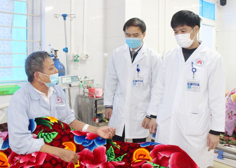 Các Bác sĩ Bênh viện Phổi Bắc Giang kiểm tra sức khỏe bệnh nhân.