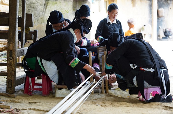 Phụ nữ Thu Lao luôn chú trọng và đề cao việc duy trì nghề dệt vải, may y phục truyền thống (Ảnh: LCĐT)