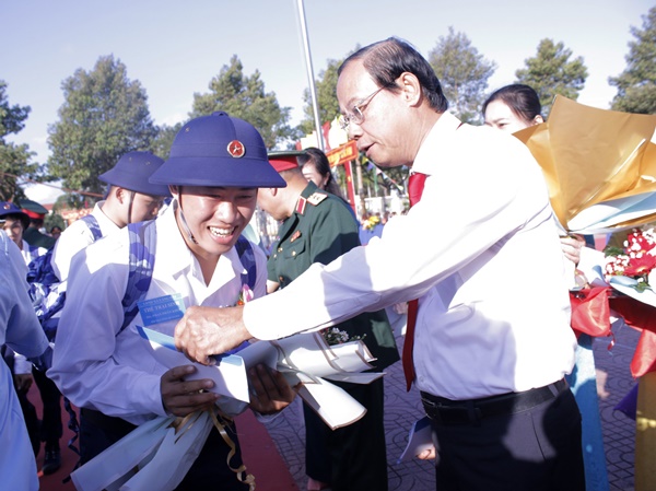 Ông Nguyễn Văn Thọ, Chủ tịch UBND tỉnh, Chủ tịch Hội đồng NVQS tỉnh tặng hoa và quà các tân binh huyện Đất Đỏ.
