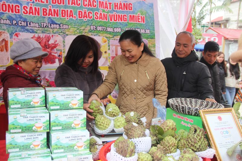Bí Thư Thành ủy Lạng Sơn Đoàn Thị Loan (đứng giữa) tham quan các gian hàng giới thiệu sản phẩm nông sản, đặc sản tại lễ hội Chùa Tiên