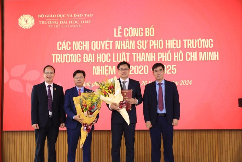Hai tân Phó Hiệu trưởng Trường Đại học Luật TPHCM: GS.TS. Đỗ Văn Đại (thứ hai từ trái sang) và PGS.TS Trần Việt Dũng (thứ ba từ trái sang).