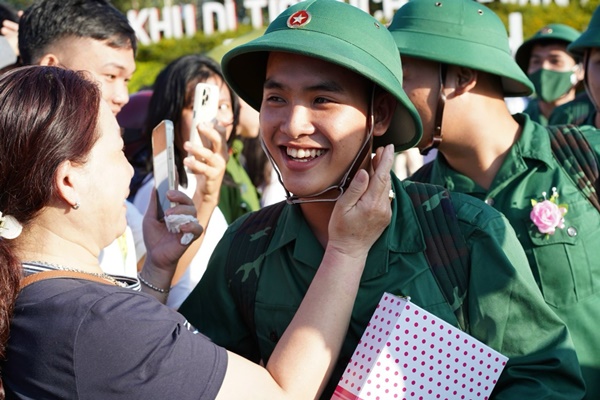 Tân binh trẻ huyện Long Điền hồ hởi, chia tay người thân lên đường nhập ngũ