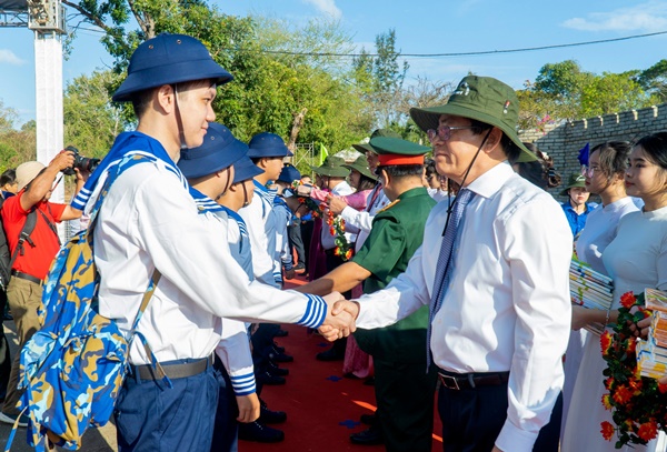 Bí thư Tỉnh ủy Phạm Viết Thanh gặp gỡ, tặng quà, động viên các tân binh trước lúc lên đường nhập ngũ.