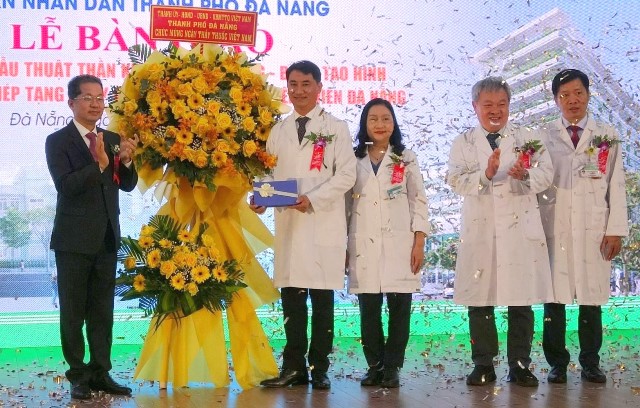Bí thư Thành ủy Nguyễn Văn Quảng tặng hoa chúc mừng ngày Thầy thuốc Việt Nam.