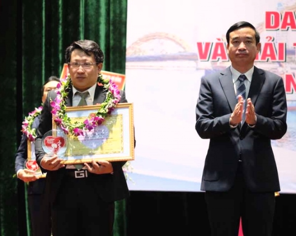 Ông Lê Trung Chinh, Chủ tịch UBND thành phố Đà Nẵng trao giải thưởng 