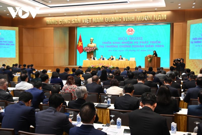 Chủ tịch Uỷ ban Chứng khoán Nhà nước Vũ Thị Chân Phương phát biểu