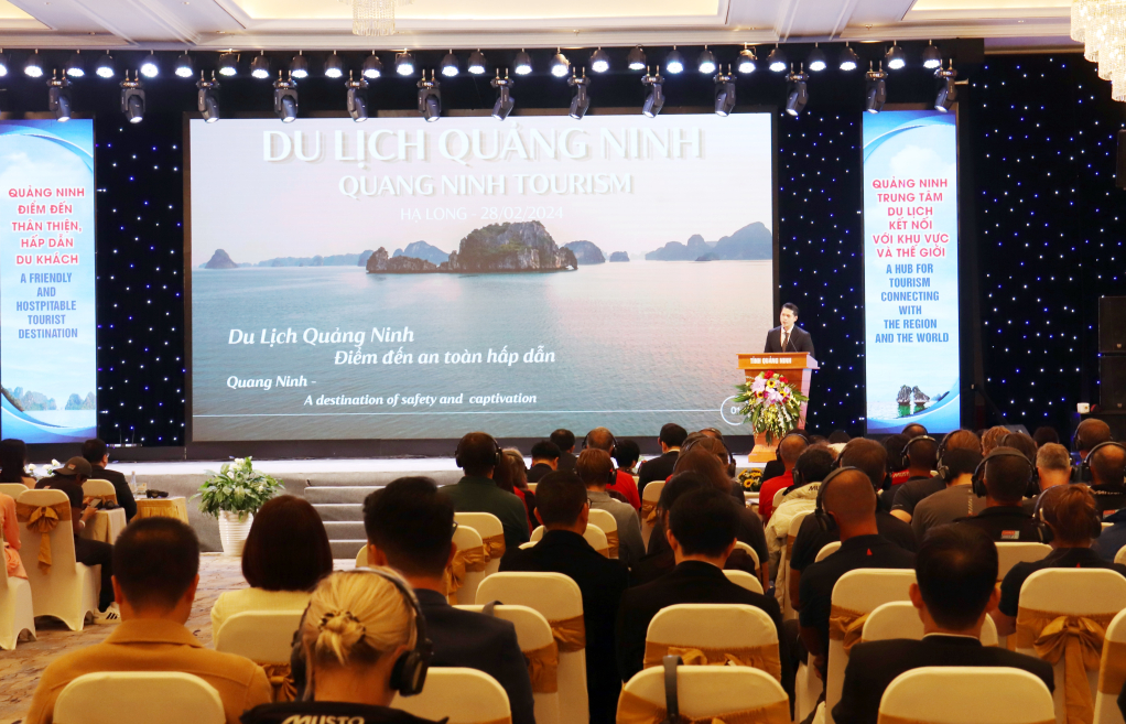 Ngài Iain Frew, Đại sứ đặc mệnh toàn quyền Vương quốc Anh tại Việt Nam phát biểu tại hội nghị.