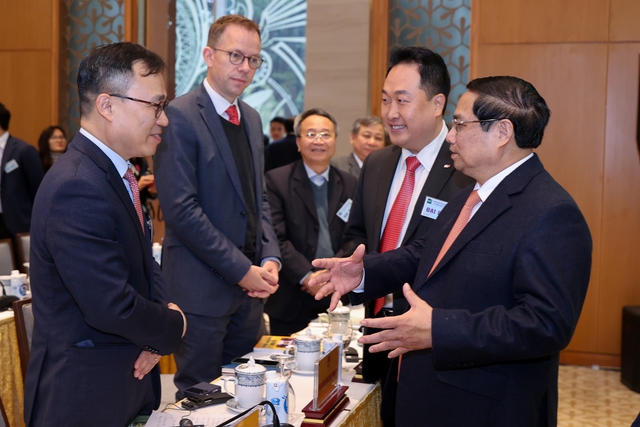Thủ tướng trao đổi với các đại biểu tại Hội nghị - Ảnh: VGP/Nhật Bắc