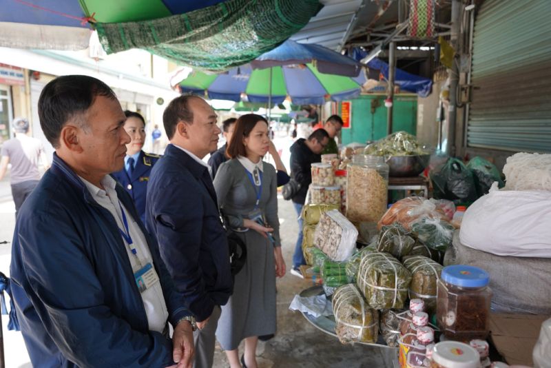 Đoàn kiểm tra liên ngành đã tiến hành kiểm tra tại một số cơ sở kinh doanh chế biến thực phẩm trên địa bàn thành phố Hạ Long.