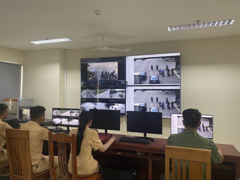 Trung tâm giám sát an ninh đặt tại Công an thành phố Thanh Hóa để phân tích, xử lý các thông tin, hình ảnh vi phạm trật tự ATGT