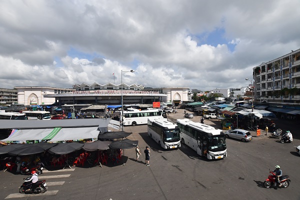 Rất nhiều xe du lịch chở khách trong nước và quốc tế đến chợ Đầm hàng ngày
