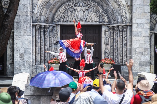 Trình diễn múa Cancan tại khu vực nhà thờ.