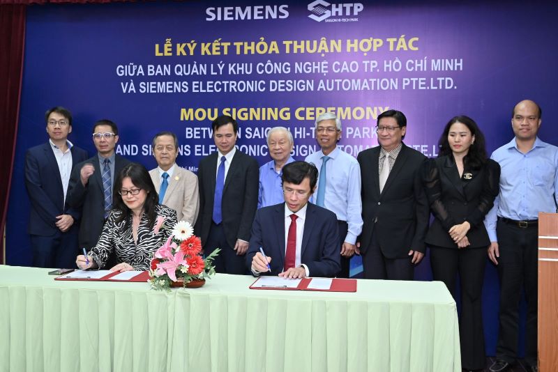 Đại diện SHTP và Siemens ký kết hợp tác với sự chứng kiến của Thứ trưởng Bộ KH&CN Bùi Thế Duy và Phó Chủ tịch UBND TP. HCM Võ Văn Hoan cùng các đại biểu