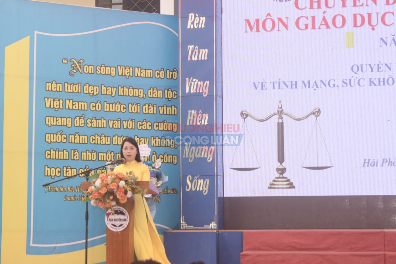 Bà Hoàng Thị Phương Thảo - Hiệu trường nhà trường lên báo báo cáo đề dẫn chuyên đề.