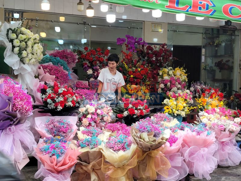 Theo các chủ cửa hàng, so với dịp 8/3 năm ngoái, thị trường hoa tươi năm nay có phần nhộn nhịp hơn vì lượng khách hàng đặt mua hoa tăng.