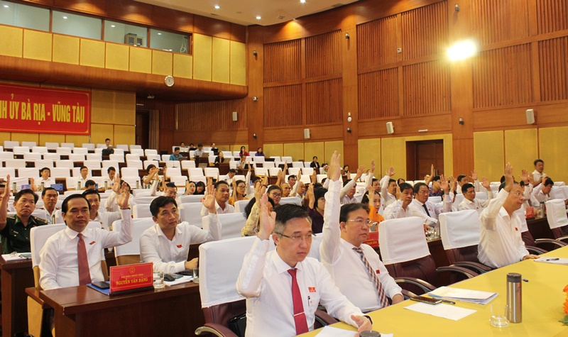 Đại biểu HĐND tỉnh Bà Rịa - Vũng Tàu biểu quyết thông qua các Nghị quyết tại Kỳ họp