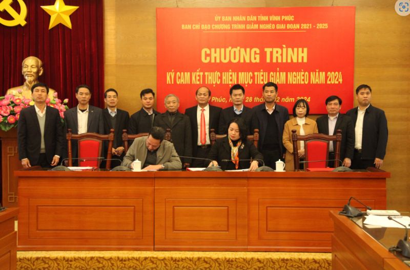 Phó Chủ tịch UBND tỉnh Nguyễn Văn Khước cùng các đại biểu chứng kiến lễ ký cam kết thực hiện mục tiêu giảm nghèo năm 2024.